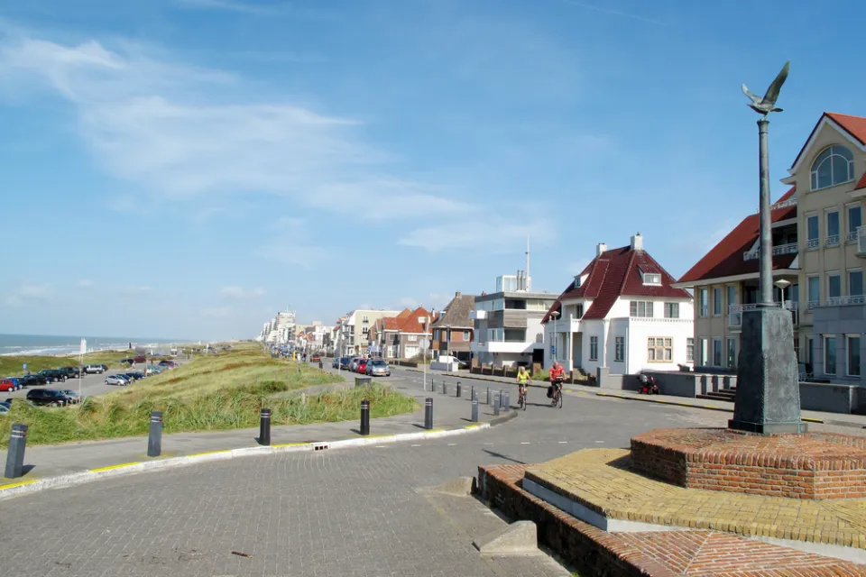 Boulevard met hotels en woningen langs het strand van Noordwijk aan Zee