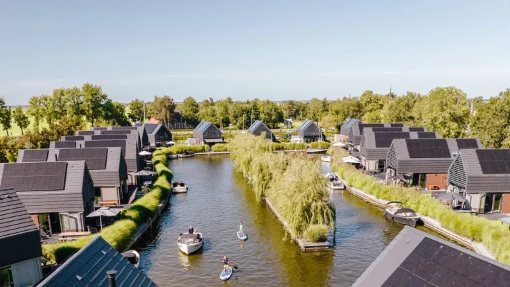 Luchtfoto van een waterpark met moderne villas en aanlegsteigers langs de vaarten