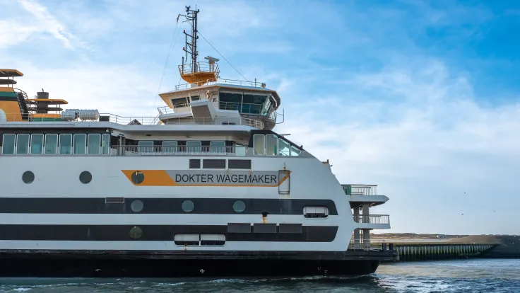 Moderne veerboot met de naam Dokter Wagemaker aan de aanlegsteiger